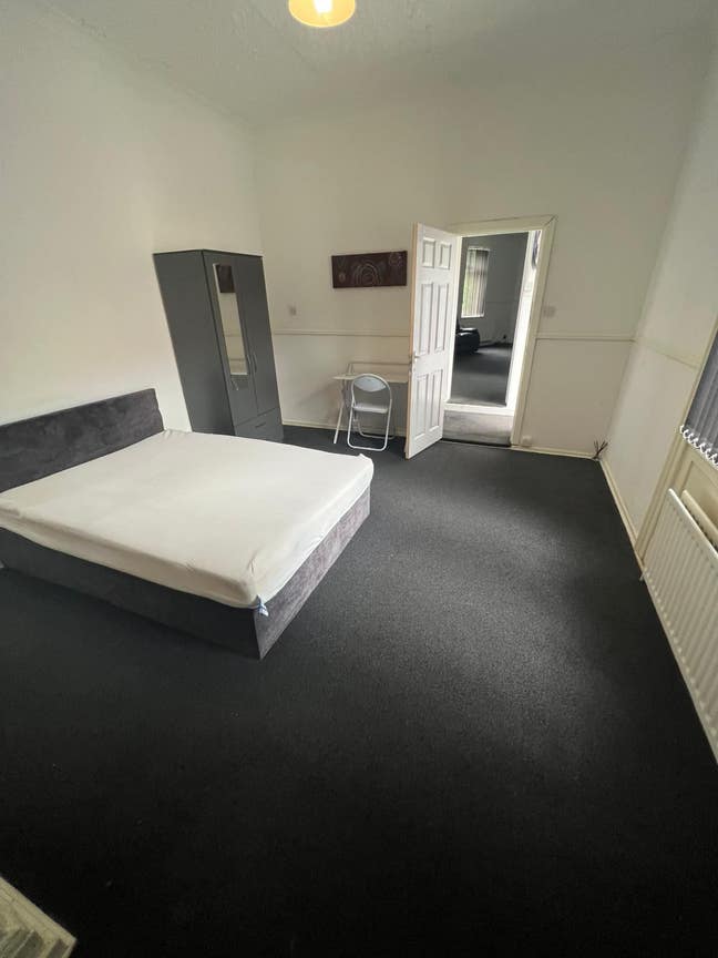 1 double room available now Main Photo