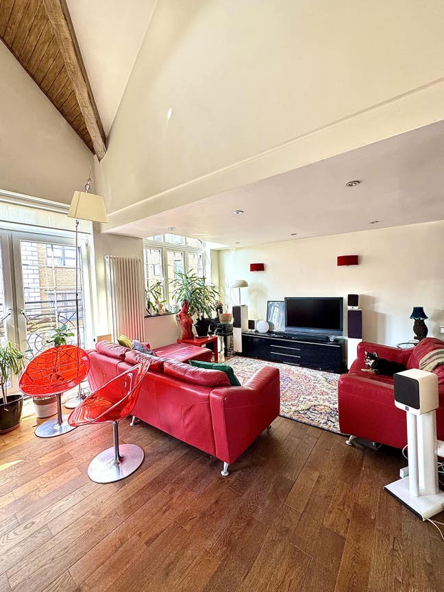 Bedrooms Ensuite in a Calm, Stylish Flat Limehouse Main Photo
