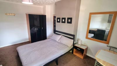 Brand new ensuite studio room - couples welcome Main Photo