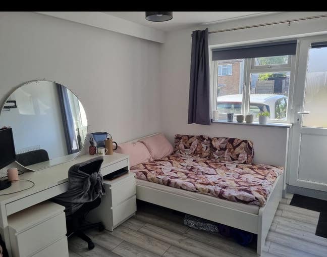 Modern En suite Room Main Photo