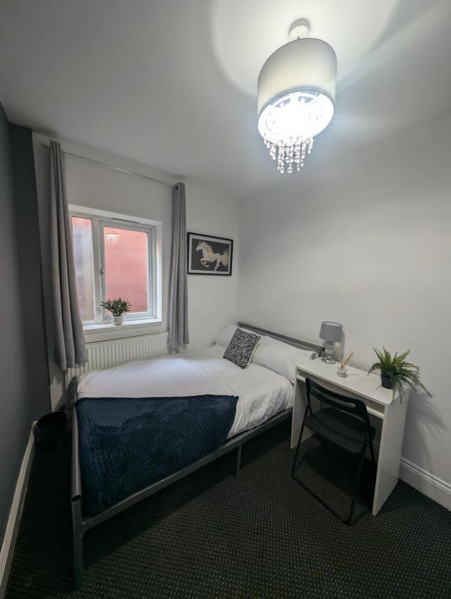 Cosy double room in Coventry City Centre  Main Photo