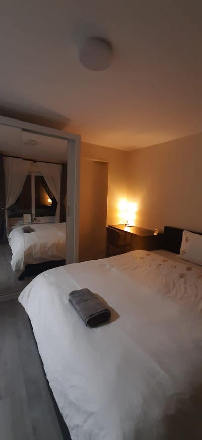 King Sized room in CB1  Main Photo