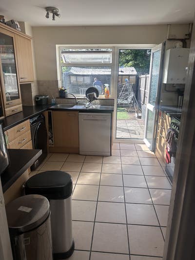 Biggest room in 5 person professional house share Main Photo