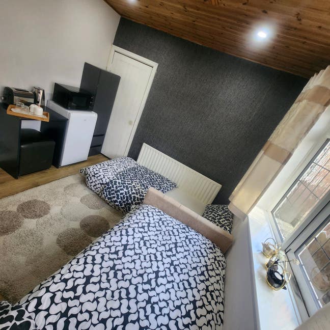 Private Ensuite Bedroom-Ideal for Professionals Main Photo