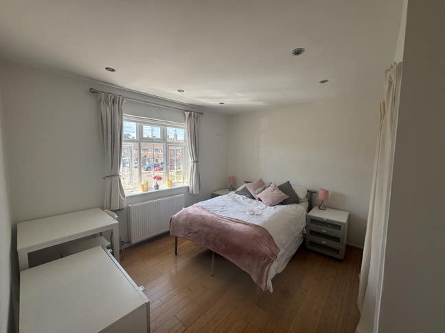 Freshly decorated double room to rent Main Photo