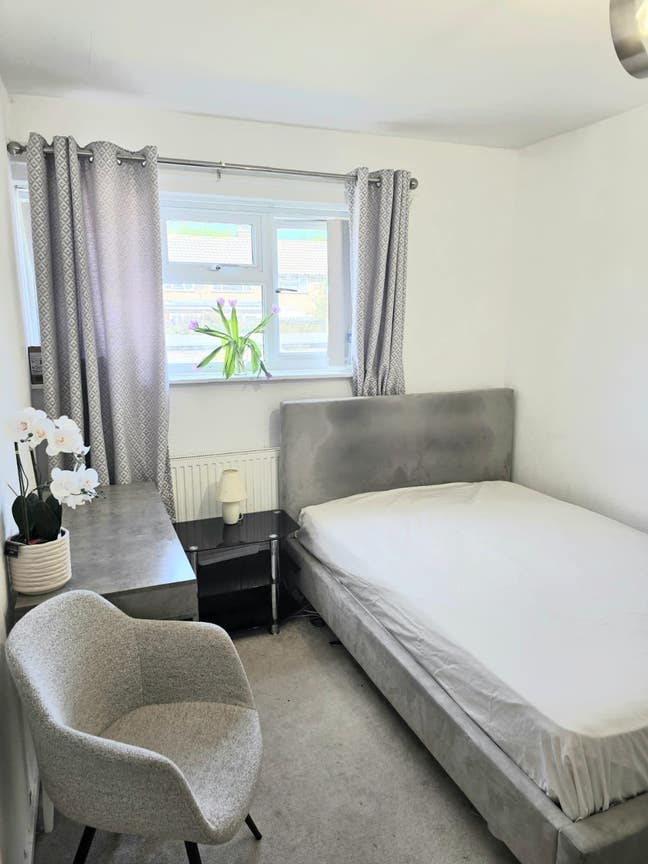 Spacious Double Room available now in Rickmanswort Main Photo