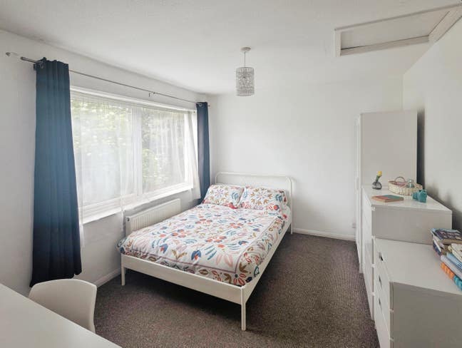 Spacious room in great location Main Photo