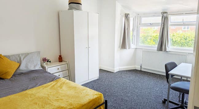 Large Room - 15 mins walk to JR and Oxf Brookes Main Photo