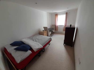 Double room in Epsom Town for 1 person Main Photo