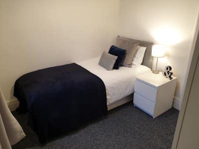 Friendly Houseshare - Bright Modern Room Main Photo