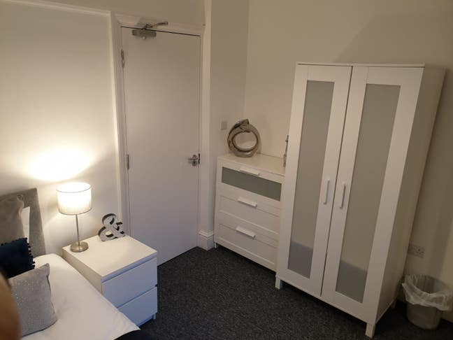 Friendly Houseshare - Bright Modern Room Main Photo