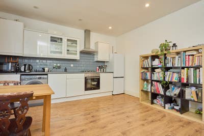 Large Double Room  5 Min Walk to Turnpike Lane Sta Main Photo