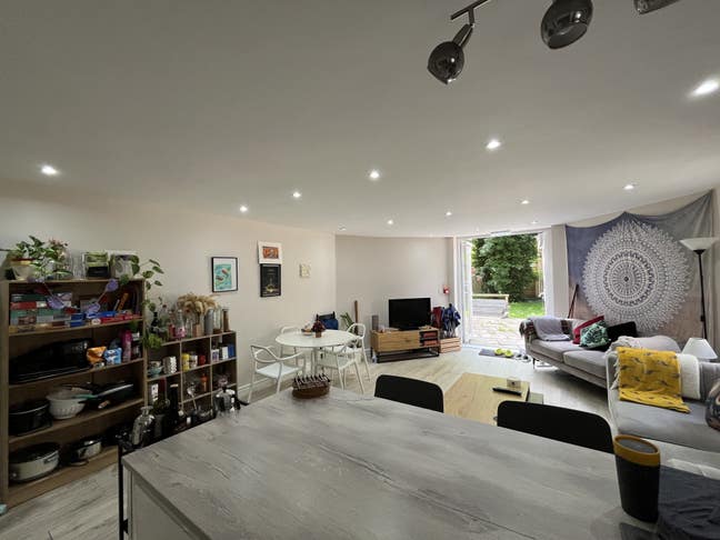 En-suite room in lovely garden flat Main Photo