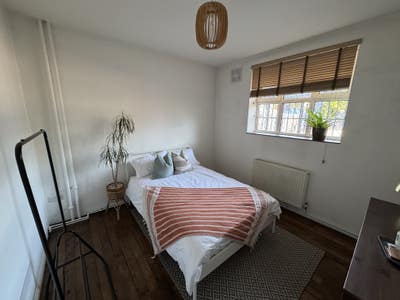 Bright, big double room in homely flat Main Photo