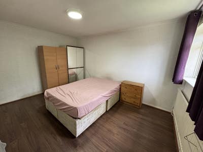 Huge Double Room Available for Short Let  Main Photo
