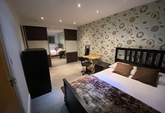 Large En-suite in Prime Location Main Photo
