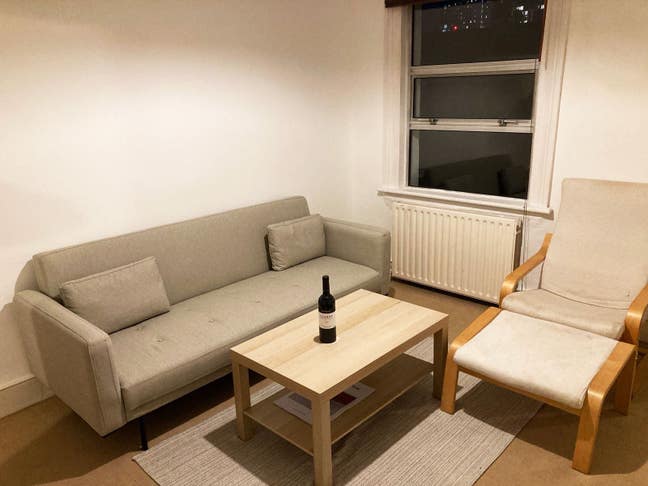 Double room to let in a 2 bedroom flat Main Photo