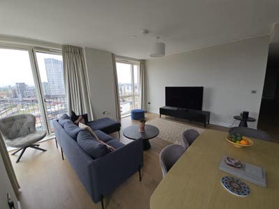 Roommate needed in modern flat beautiful views Main Photo