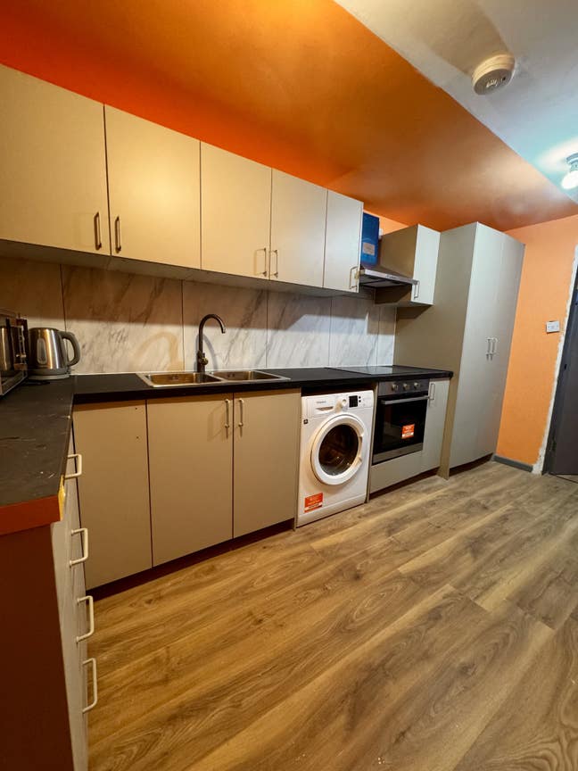 Awesome room for a couple or a single person Main Photo