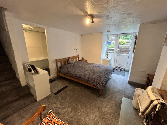 Large Ensuite King Room Bills inc Own Access LS4 Main Photo