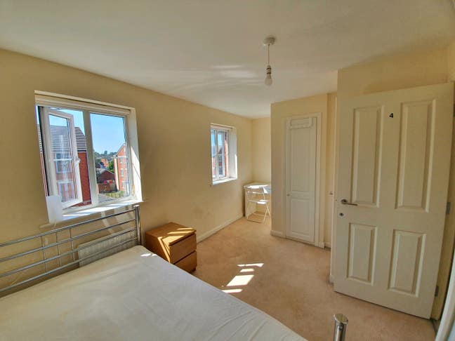 Double room in spacious modern house Main Photo