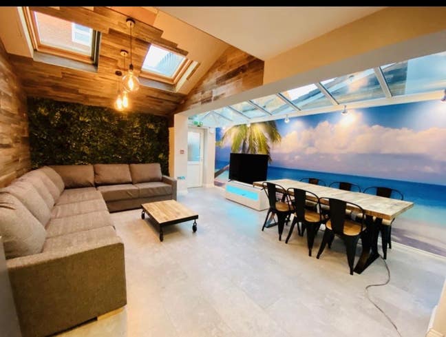 9 Bed Modern Fallowfield House Main Photo