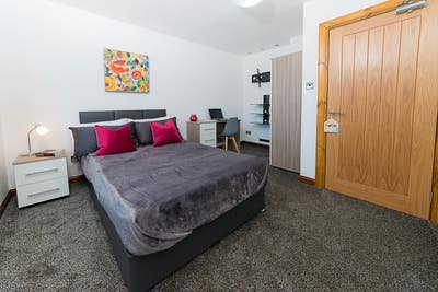 Spacious and Fully Furnished 5-Bedroom Property Main Photo