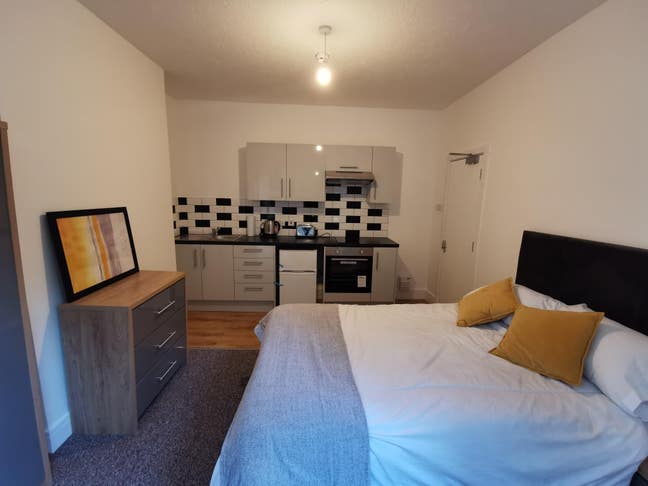 Large Kitchenette room  -  Working  Professionals Main Photo