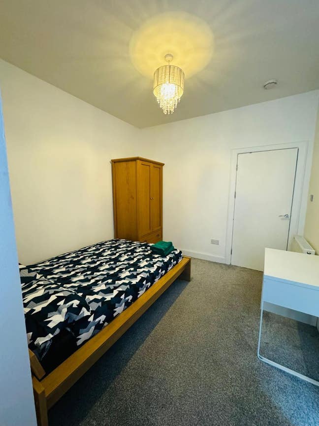 Single bed room available  Main Photo