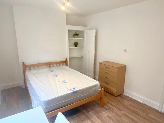 Zone 1 ** Oportunity**Old Street** Move Asap Main Photo