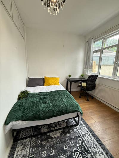 Beautiful Ensuite Double Room for Rent in Hounslow Main Photo