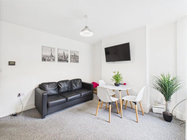 🏡 Quiet Room Near Hospitals – Bills Included! 💡 Main Photo