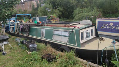 Off-Grid Boat for Rent – Minimalist Living! Main Photo