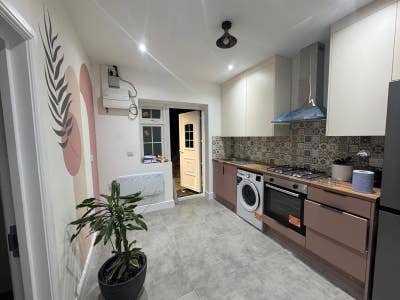 Double Room to Let in Newly Furbished Home Main Photo