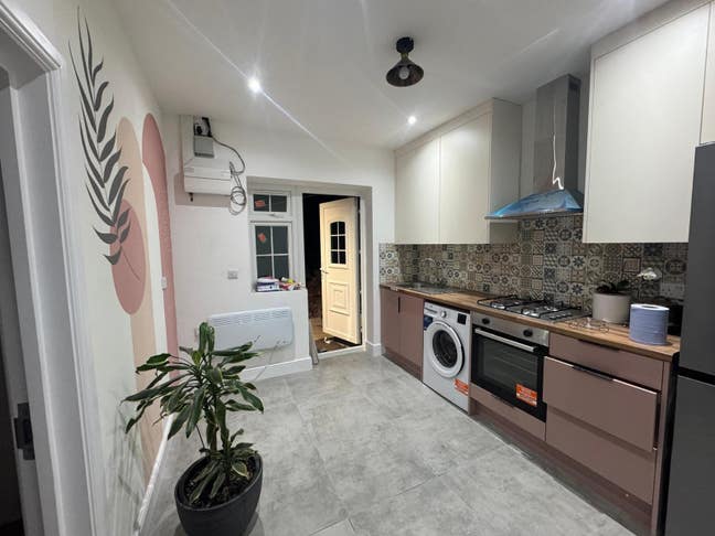 Double Room to Let in Newly Furbished Home Main Photo