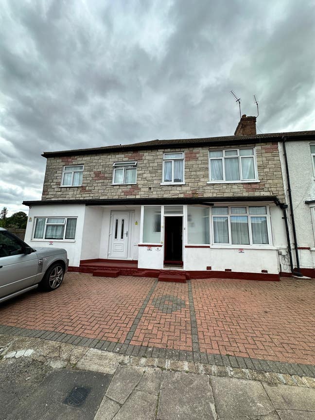 Single & double bedroom to rent in Greenford  Main Photo