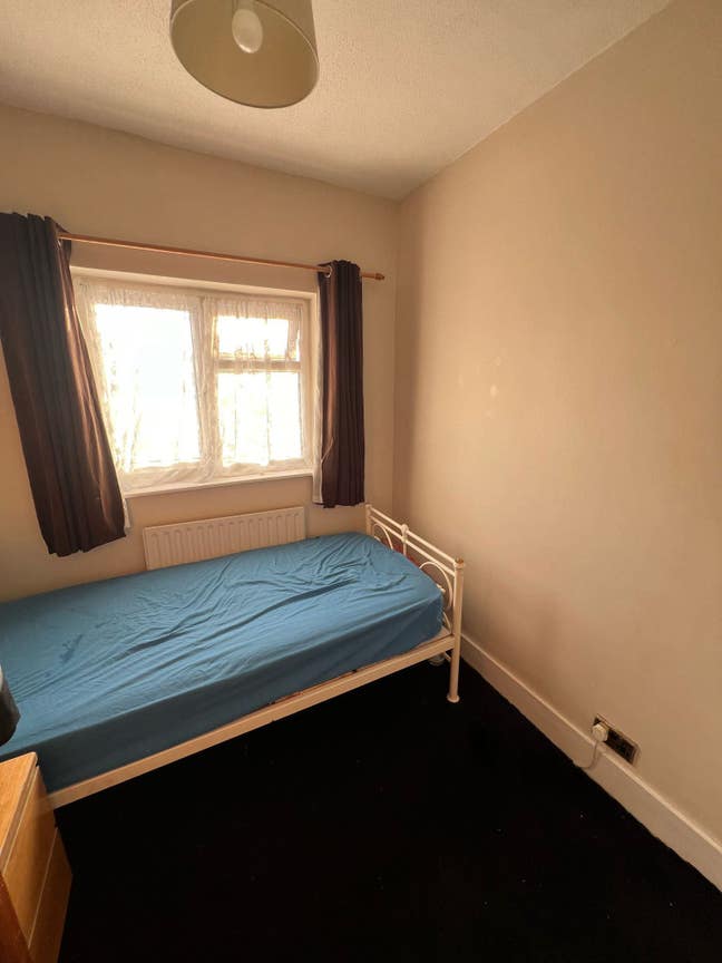 Large single room minutes from Heathrow in shared  Main Photo