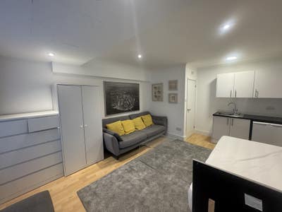 Addenbrookes Large Ensuite Kitchenette Room Main Photo