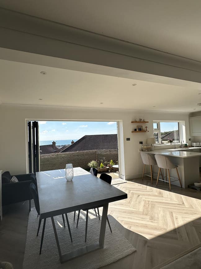 Contemporary DBL Room-Brighton. Garden & Parking  Main Photo