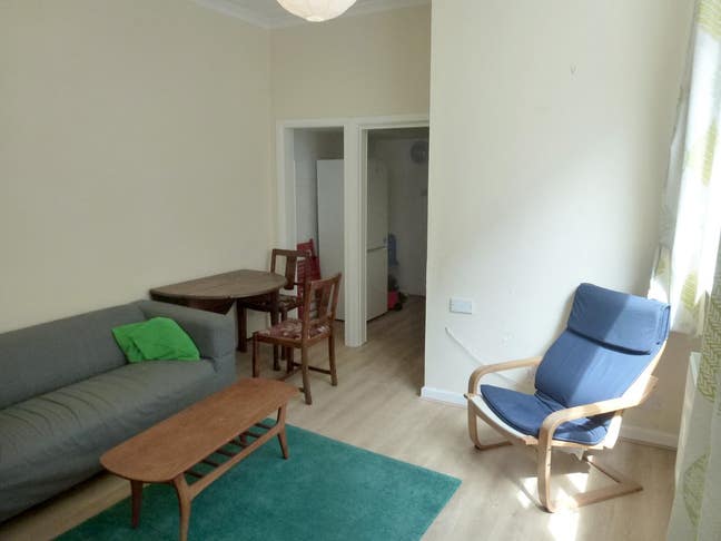 Single room available in spacious house Main Photo