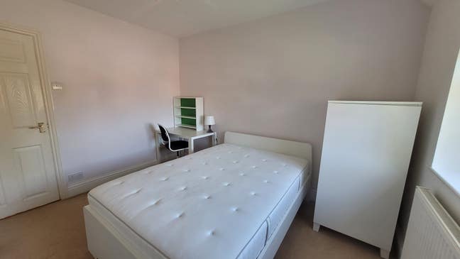 Lovely room in town centre (female professional) Main Photo