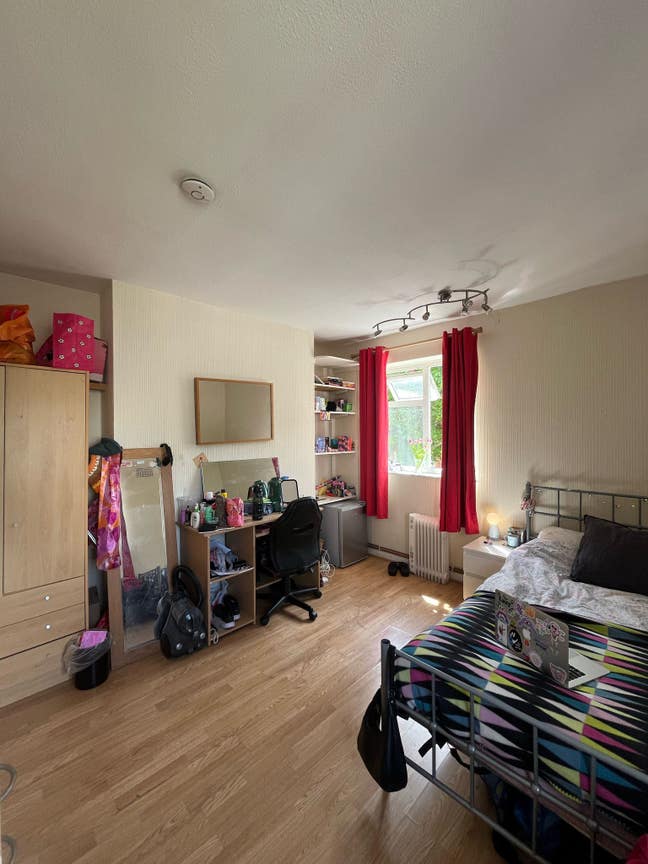 Cosy double room for student Kingston Hill  Main Photo