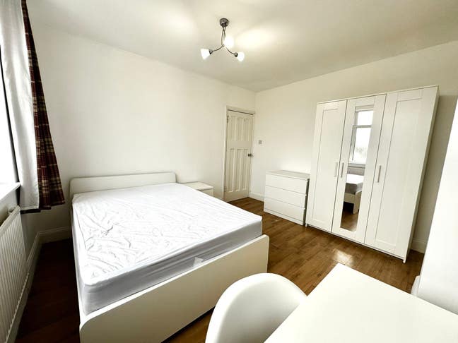 2 Massive Double Room Available Now!!!!!!! Main Photo