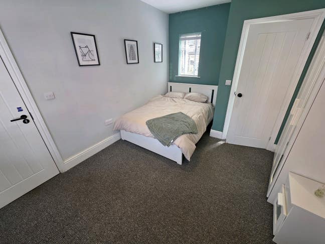 En suite rooms, Swinton, transport bills included  Main Photo