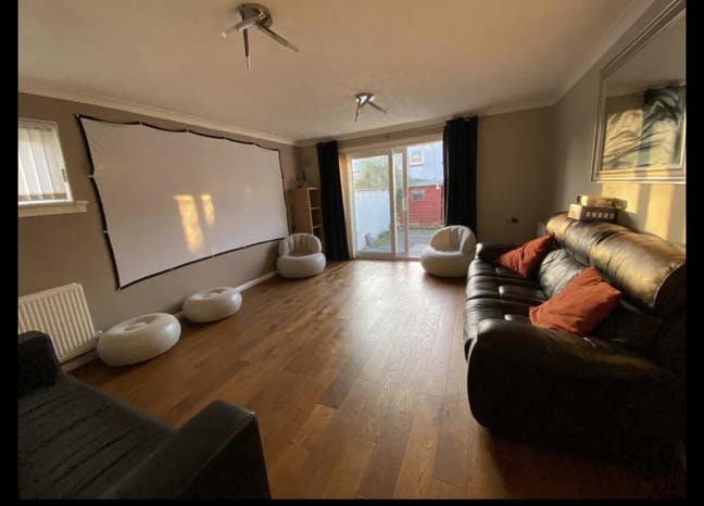 Double bedroom in a beautiful and bright house  Main Photo