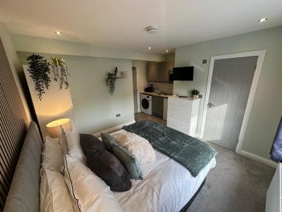 High End Studio recently renovated immaculate Main Photo