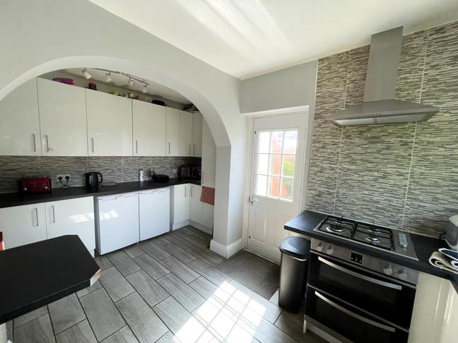🌟Walking distance to Town Centre & rail links Main Photo