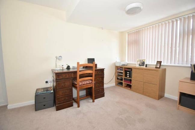 Double bed available in highy desirable area Main Photo