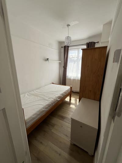 Single room in a family home Main Photo