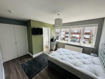 En-Suite Double Bedrooms - Fully Refurbished Hous Main Photo